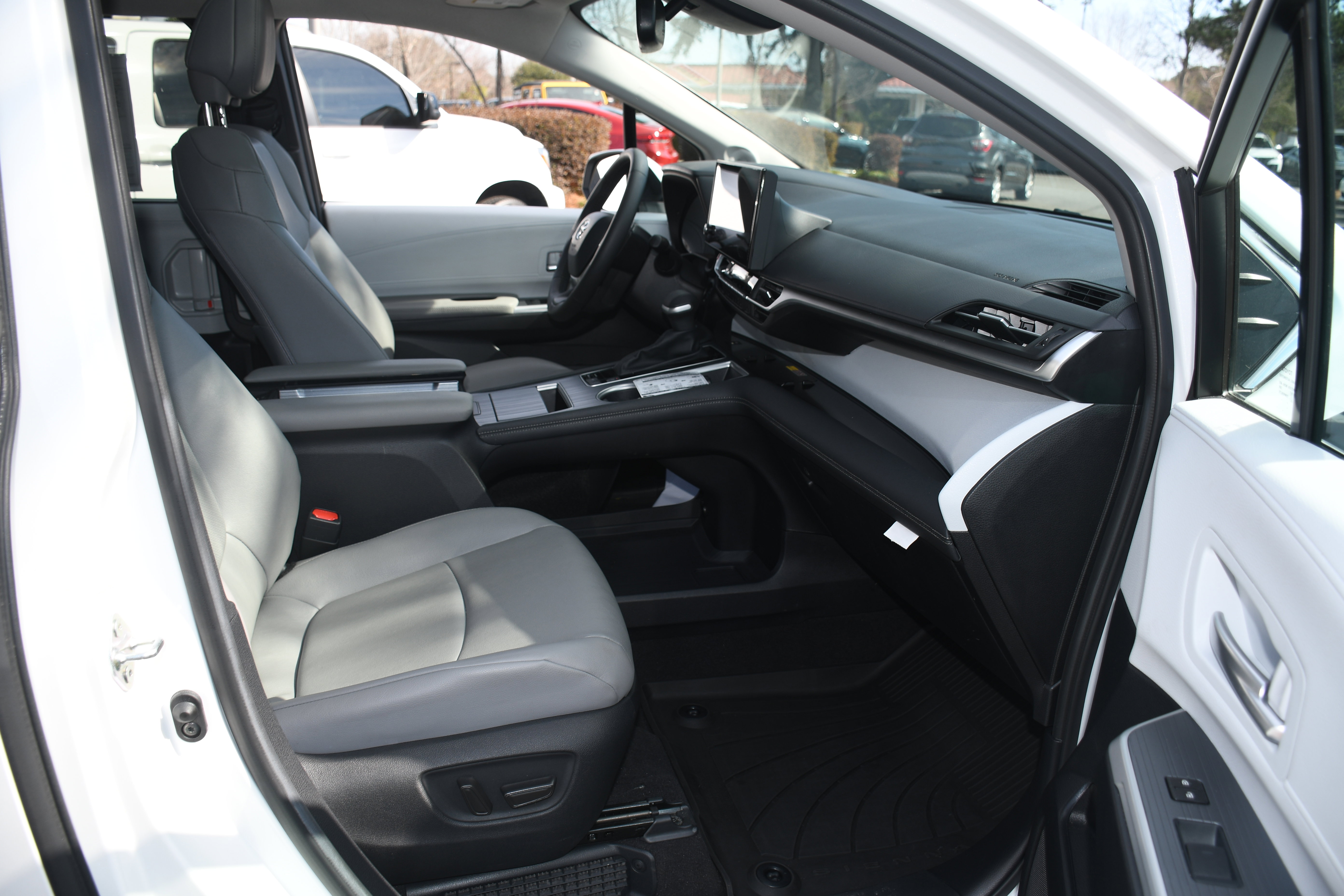 Used 2025 Toyota Sienna XLE w/ XLE Plus Package image 21