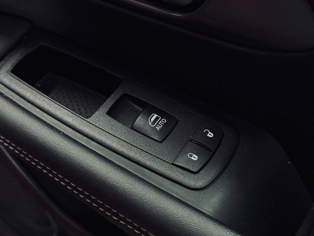 Used 2025 Chrysler Pacifica Select FWD image 16