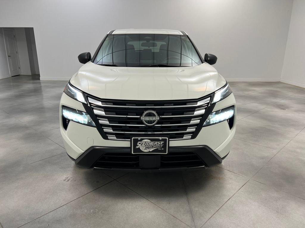 Used 2024 Nissan Rogue S FWD image 2