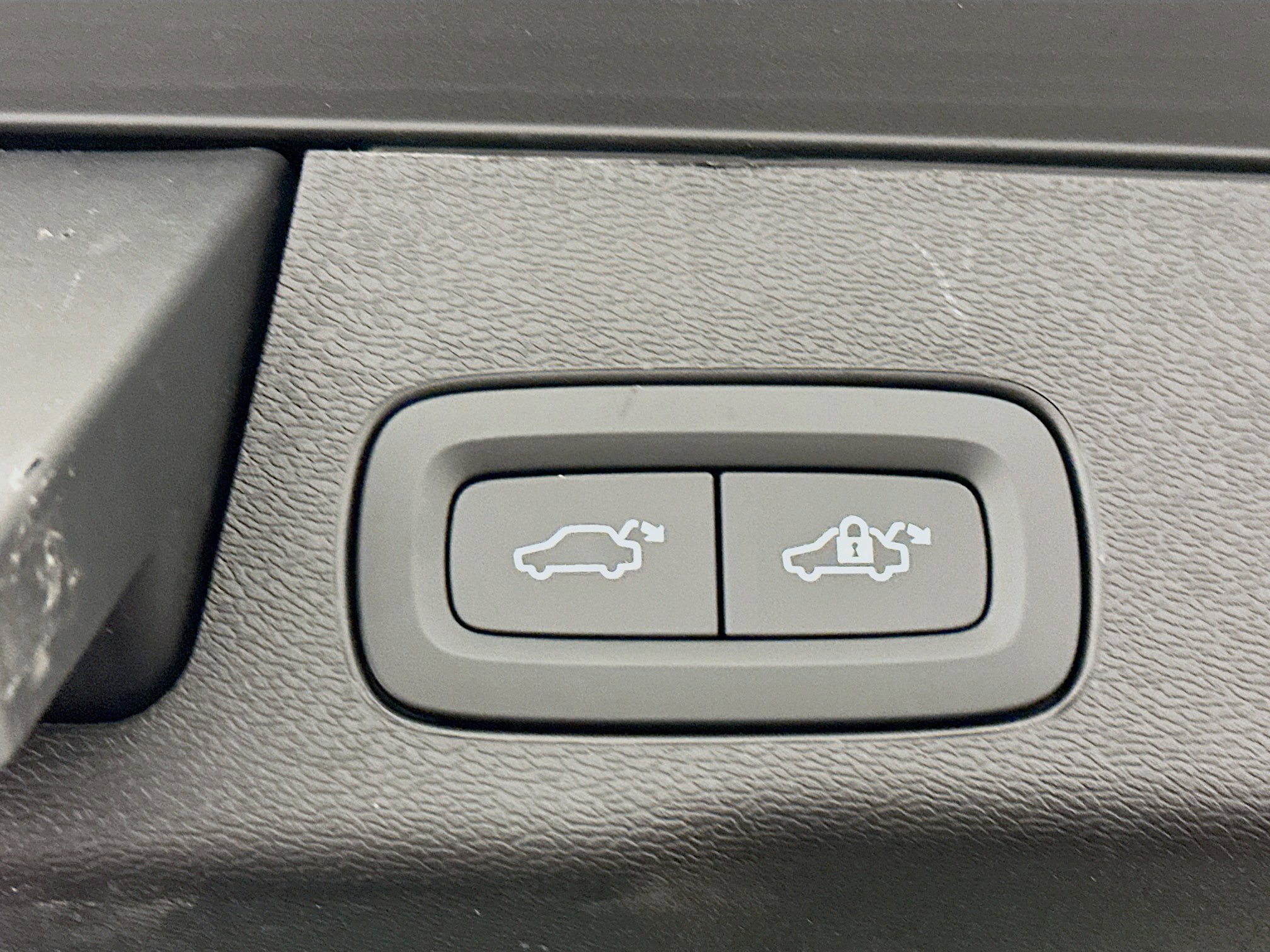 Used 2025 Volvo XC60 B5 Plus image 32