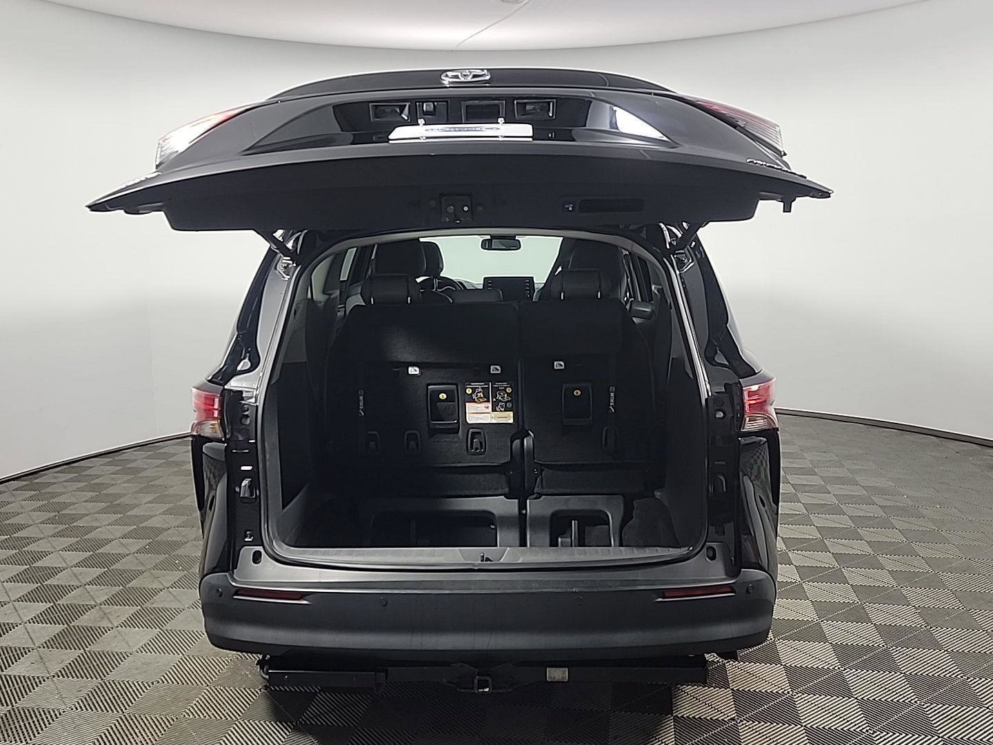 Used 2022 Toyota Sienna XLE w/ XLE Plus Package image 8