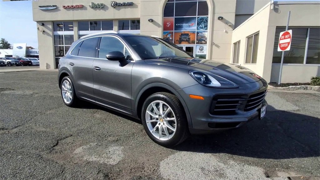 Used 2023 Porsche Cayenne Platinum Edition image 2