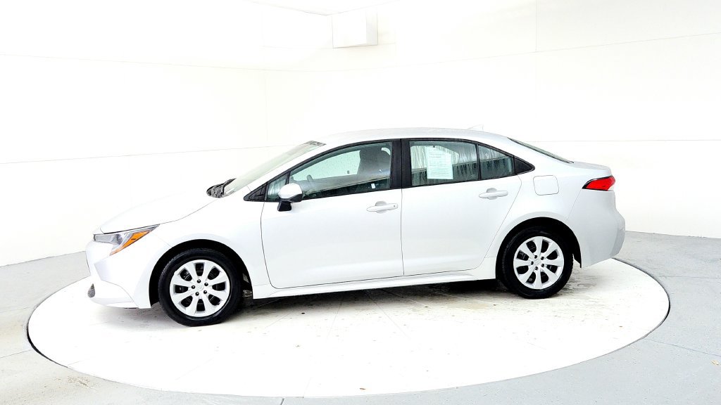Used 2022 Toyota Corolla LE FWD image 3