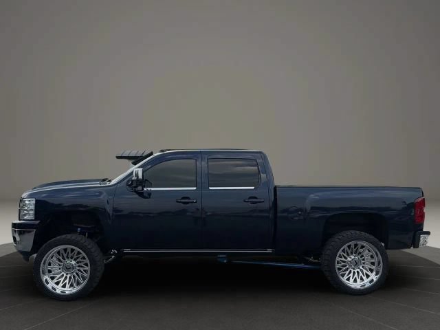 Used 2011 Chevrolet Silverado 2500 LTZ w/ LTZ Plus Package AWD/4WD image 2