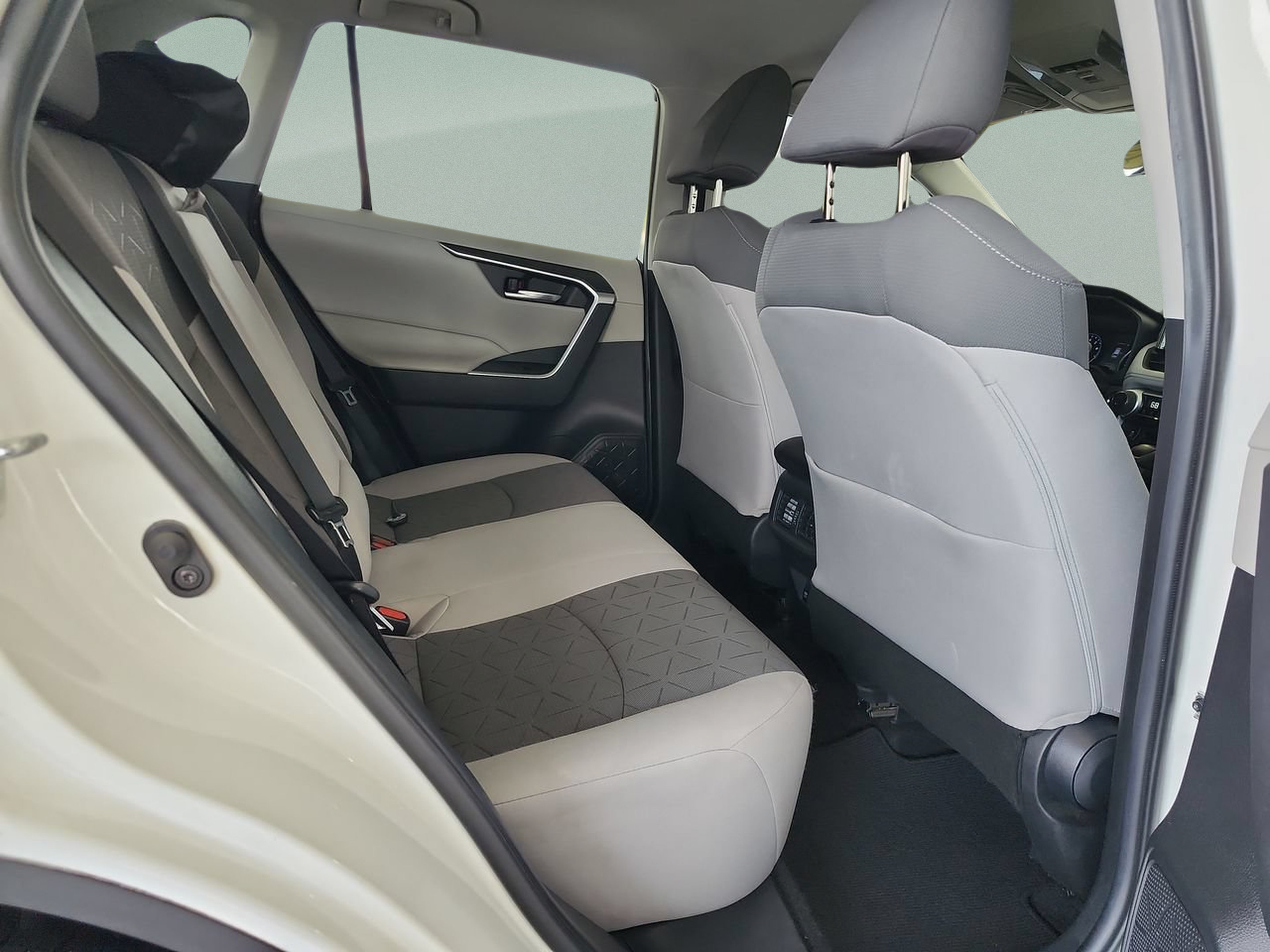 Used 2021 Toyota RAV4 XLE FWD image 17