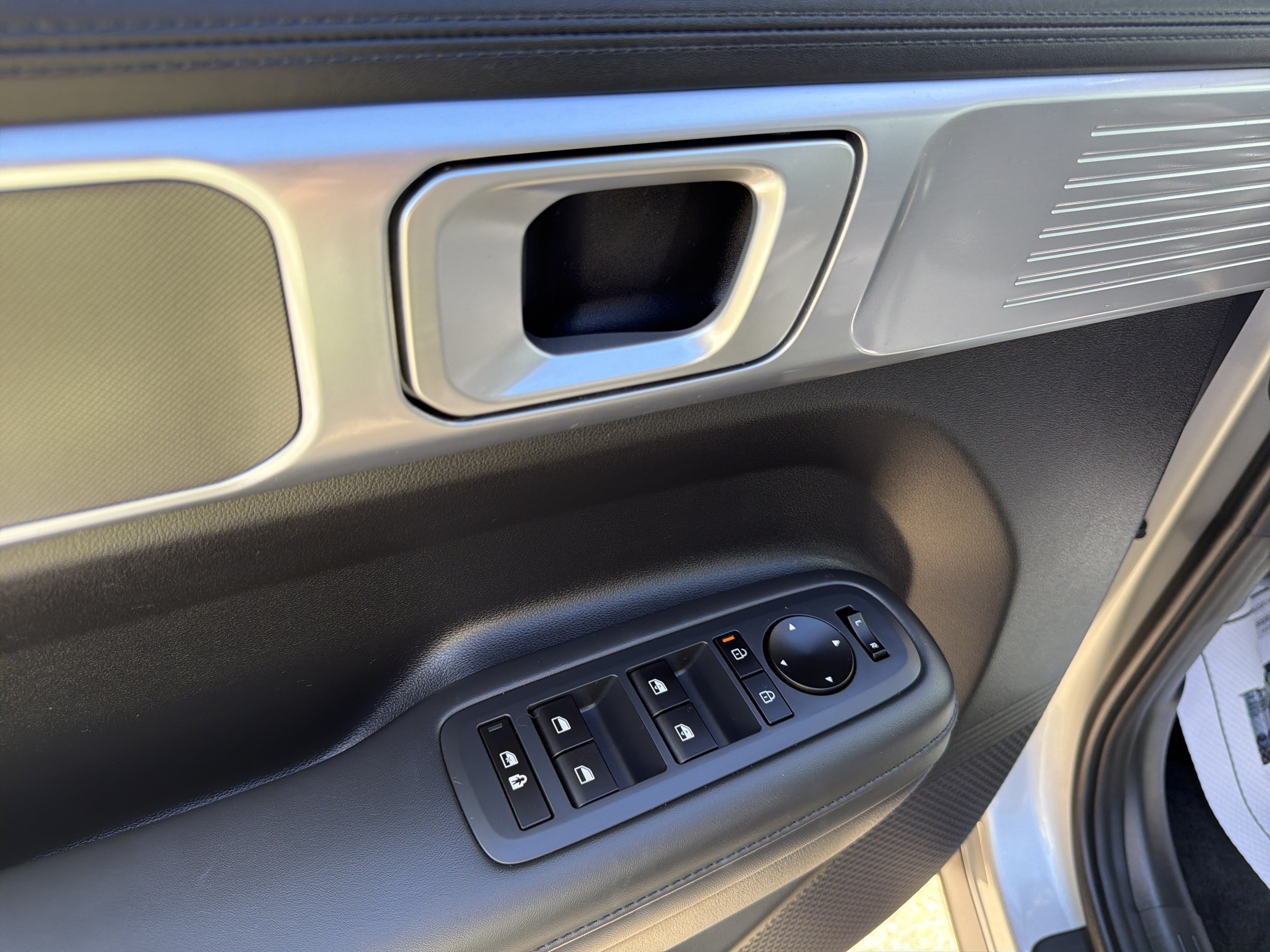 Used 2025 Hyundai Santa Fe SEL FWD image 15