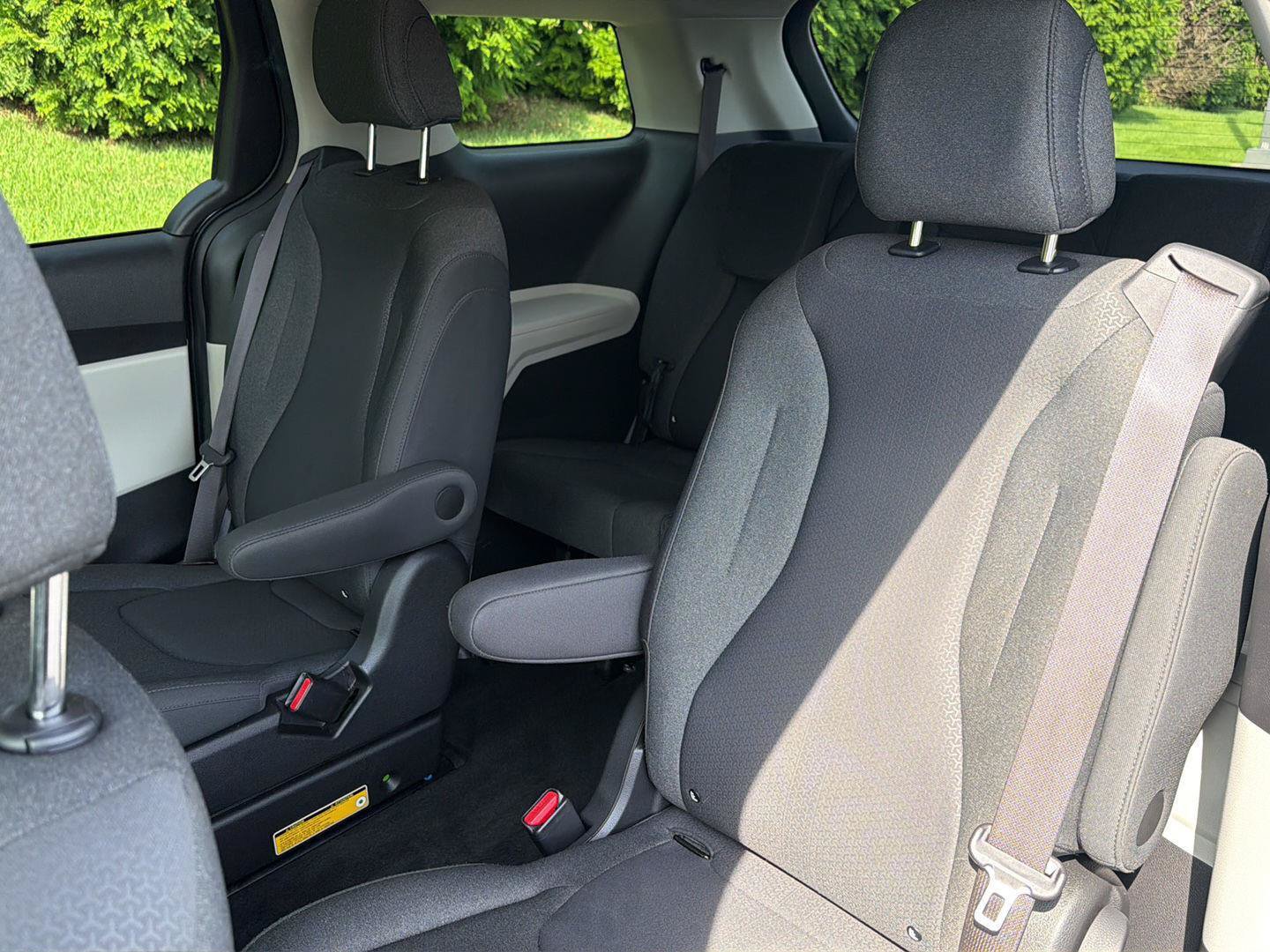 Used 2022 Kia Carnival LX FWD image 28