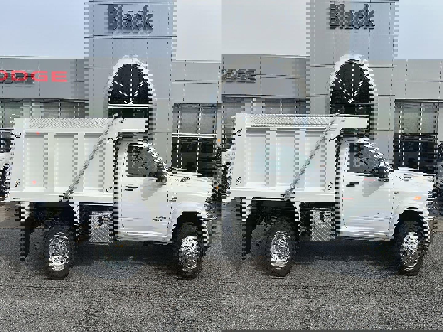 New 2026 RAM 5500 4x4 Regular Cab image 3