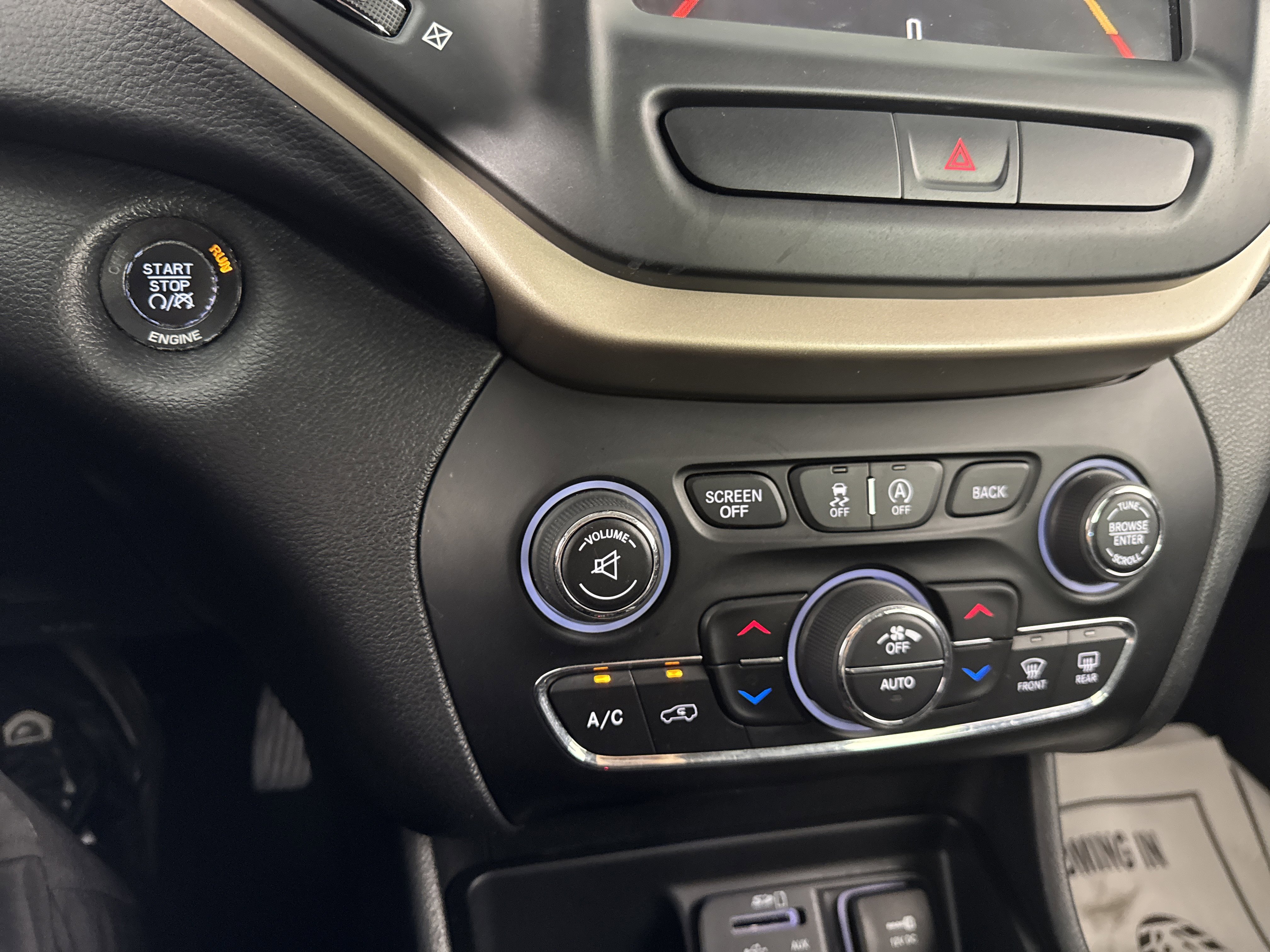 Used 2015 Jeep Cherokee Limited w/ Luxury Group image 32