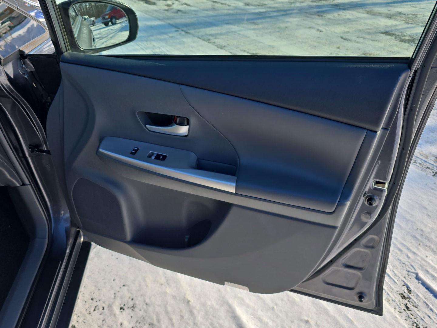 Used 2014 Toyota Prius V Five image 28