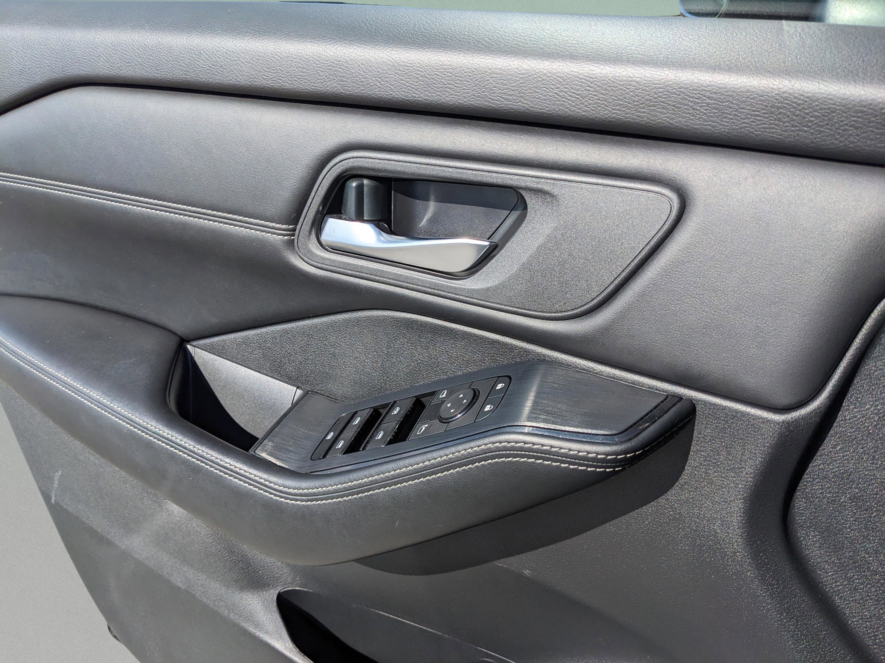 Used 2024 Nissan Rogue SV w/ SV Premium Package image 18