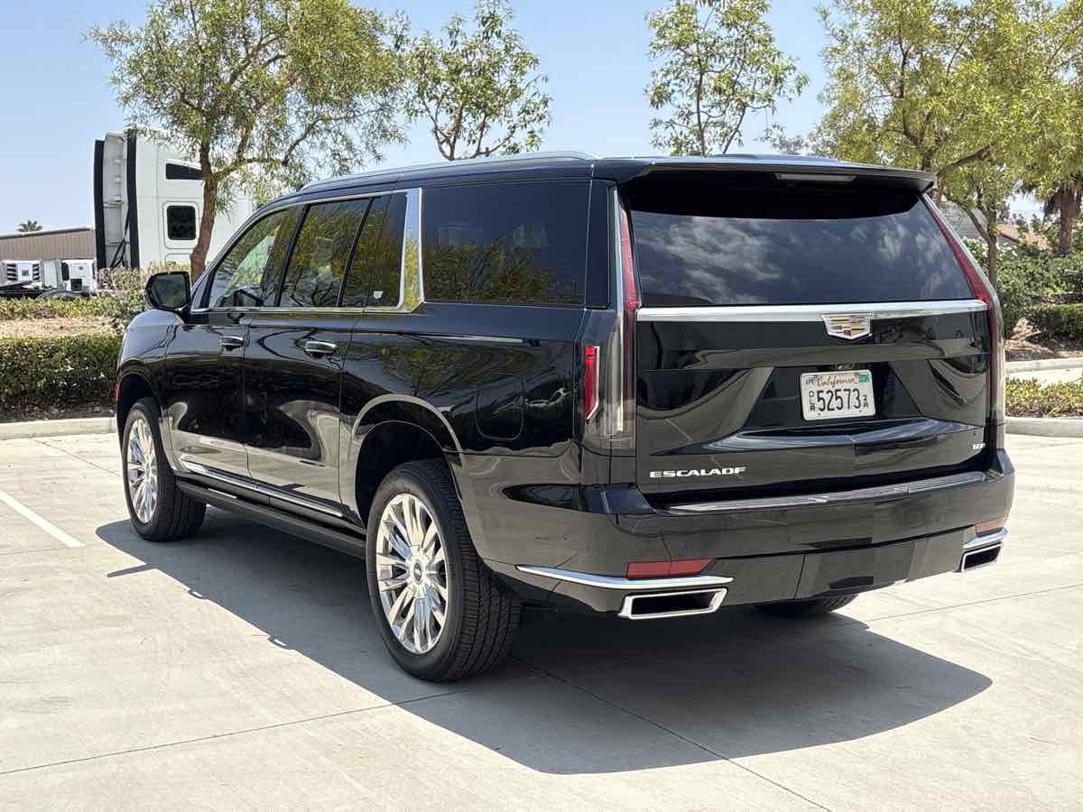 Used 2021 Cadillac Escalade ESV Premium Luxury w/ Driver Assist Tech Package RWD image 6