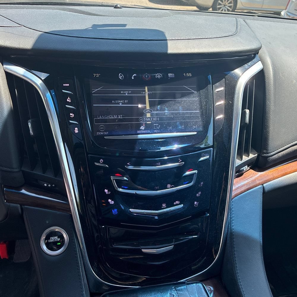 Used 2017 Cadillac Escalade Luxury AWD/4WD image 12