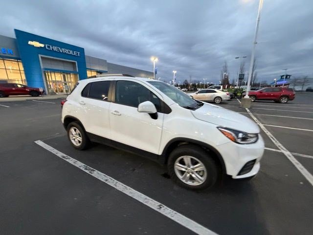 Used 2022 Chevrolet Trax LT w/ LT Convenience Package image 3