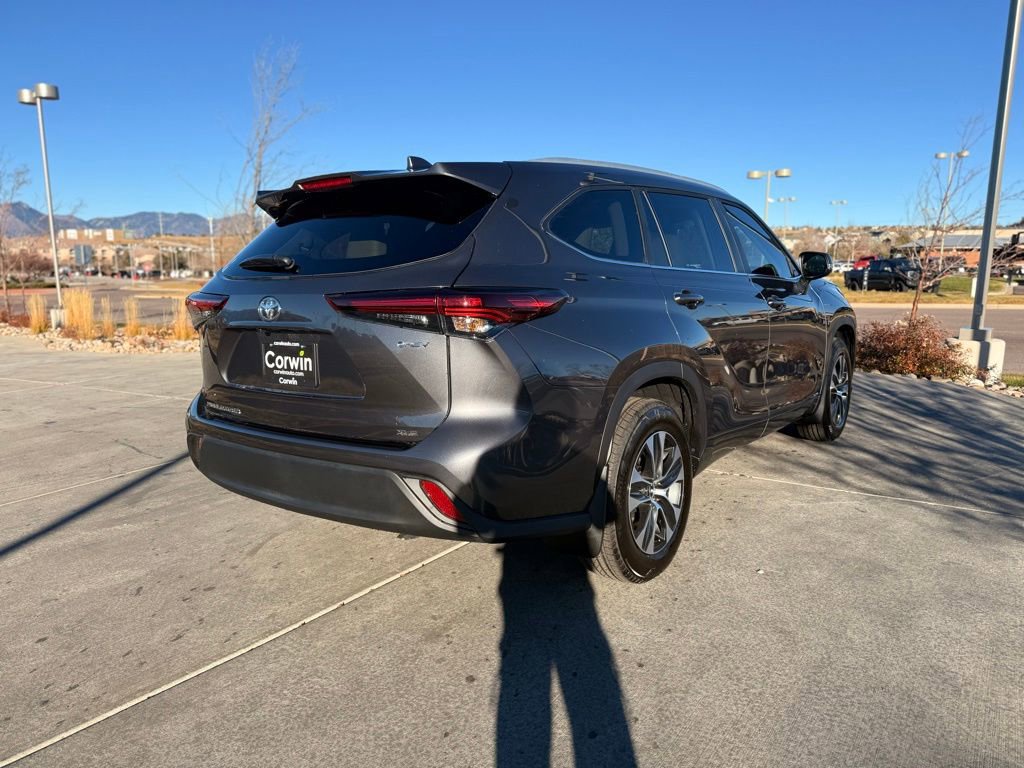 Used 2025 Toyota Highlander XLE image 8