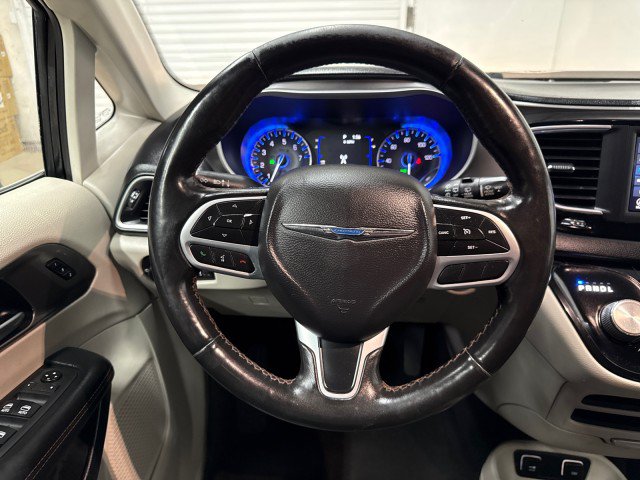 Used 2020 Chrysler Pacifica Touring-L FWD image 19