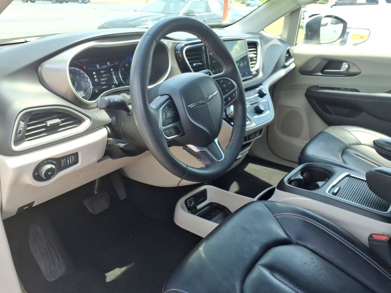 Used 2023 Chrysler Pacifica Touring-L FWD image 14
