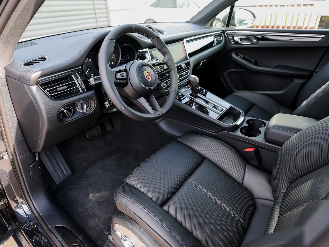 Certified 2026 Porsche Macan Turbo AWD/4WD image 4