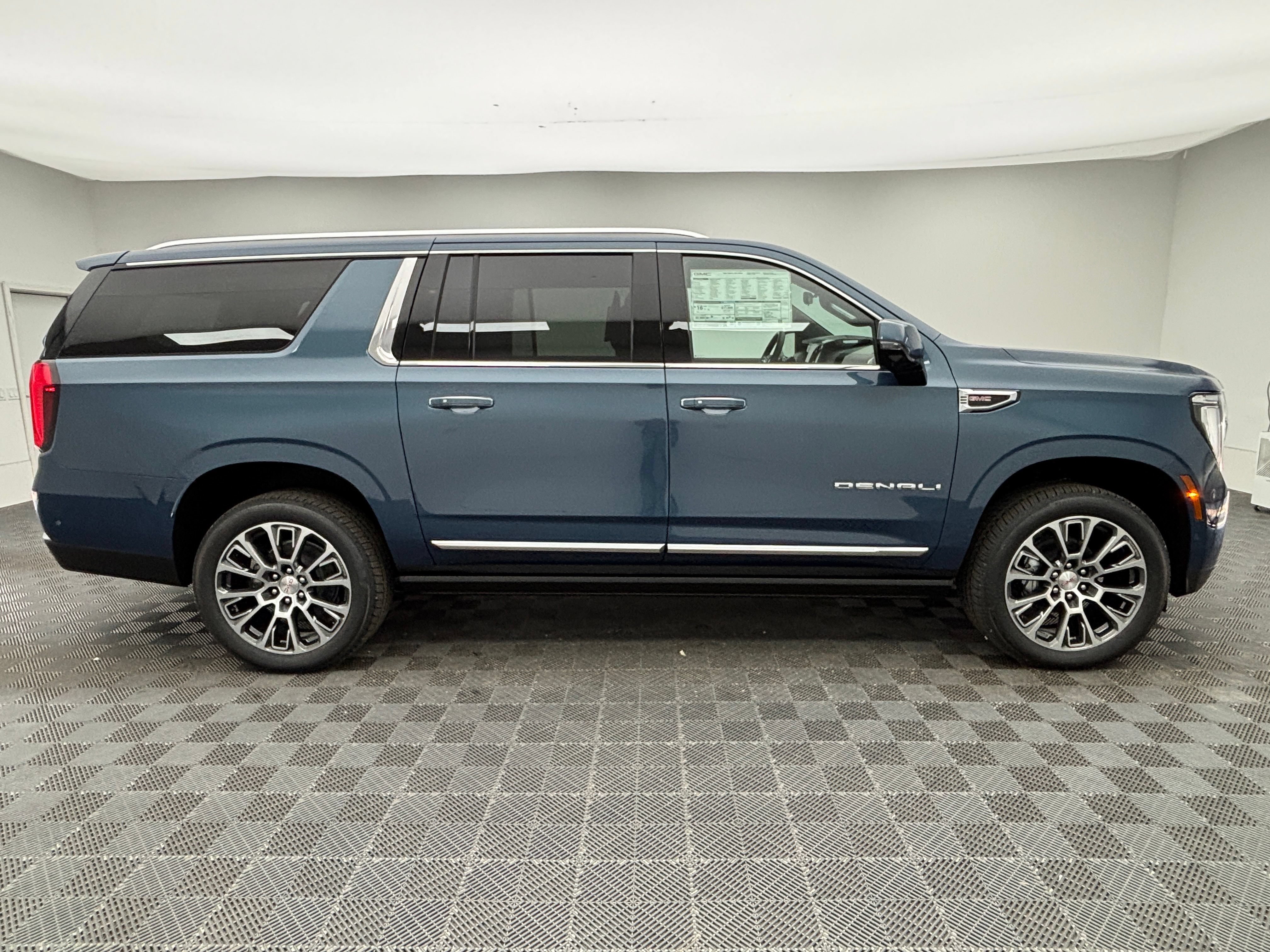 New 2026 GMC Yukon XL Denali w/ Denali Reserve Package AWD/4WD image 10