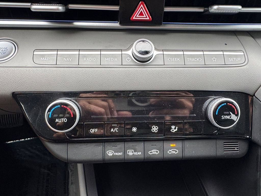 Used 2024 Hyundai Elantra SEL image 17