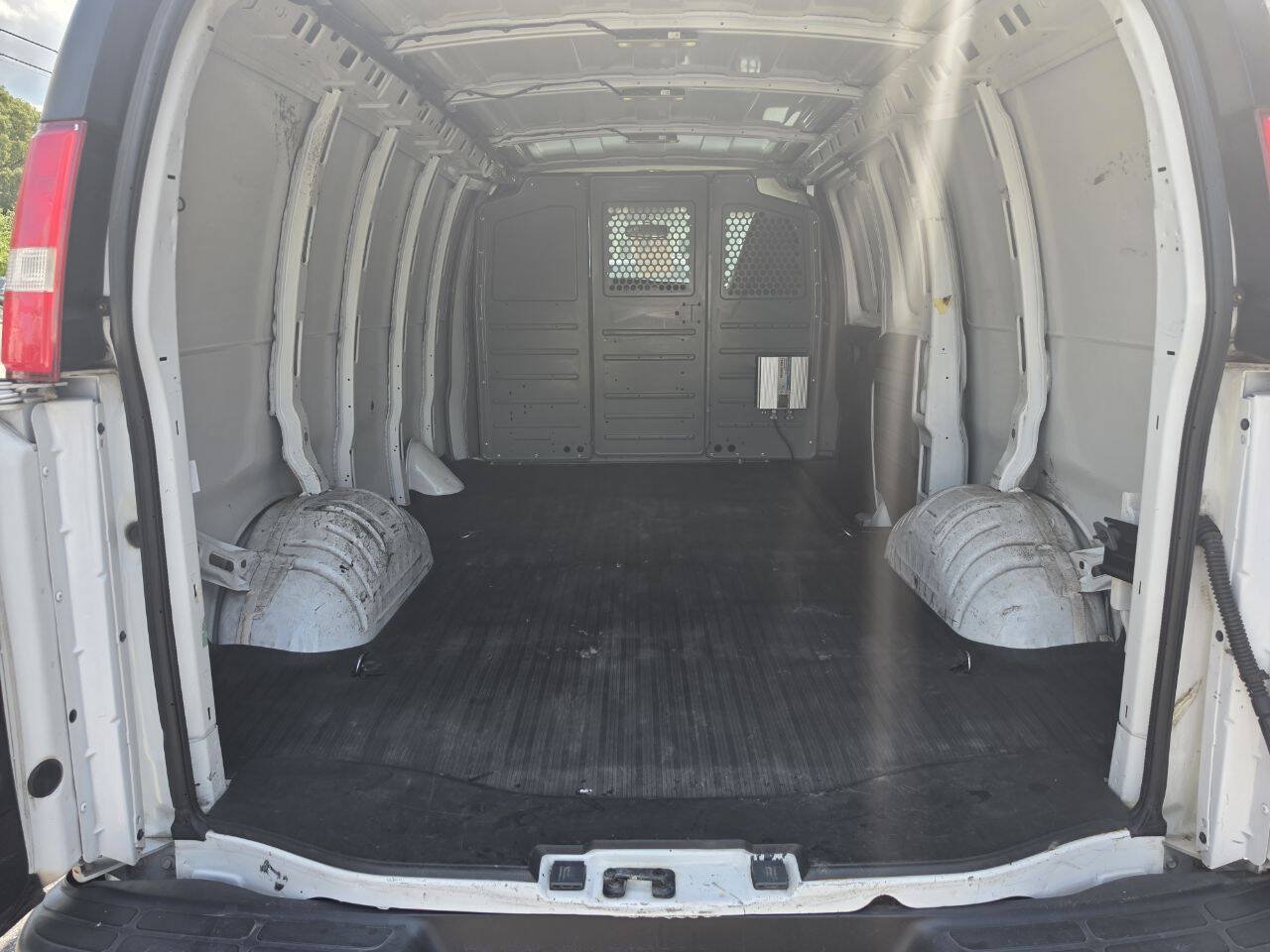 Used 2018 Chevrolet Express 2500 w/ Driver Convenience Package RWD image 6