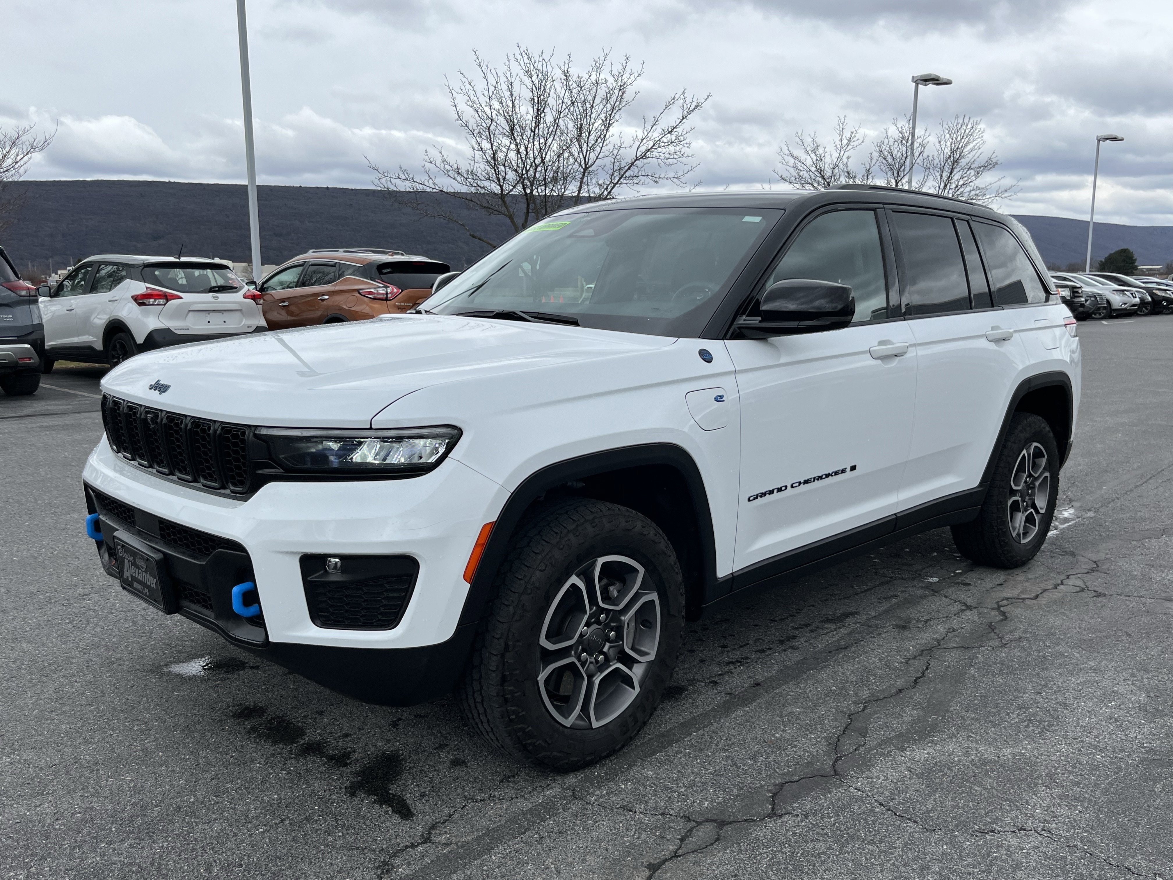 Used 2023 Jeep Grand Cherokee Trailhawk image 8
