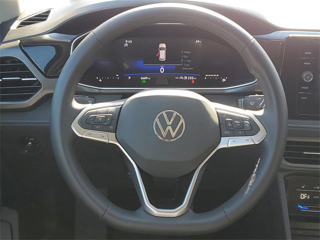 Certified 2025 Volkswagen Taos SE image 18