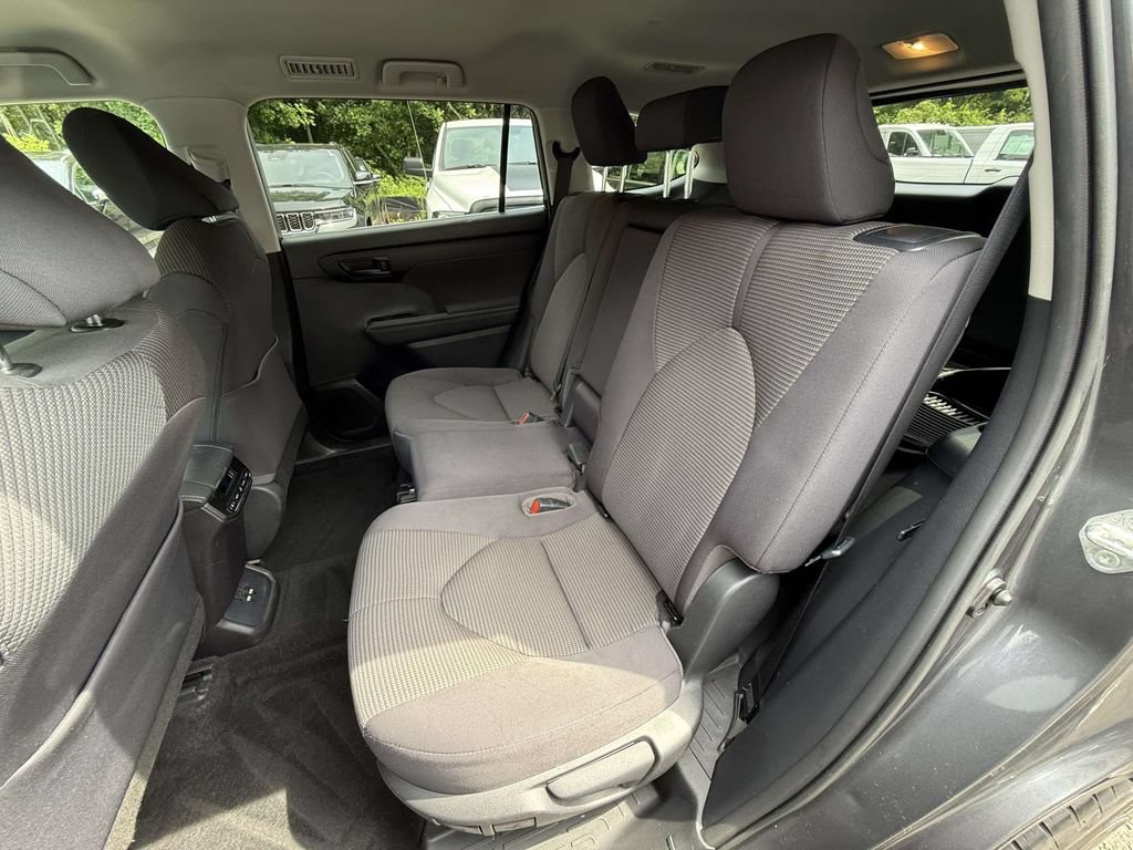 Used 2020 Toyota Highlander LE FWD image 12