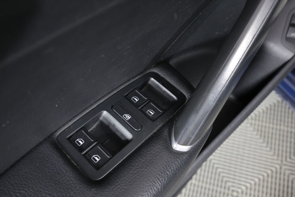 Used 2018 Volkswagen Passat 2.0T R-Line FWD image 30