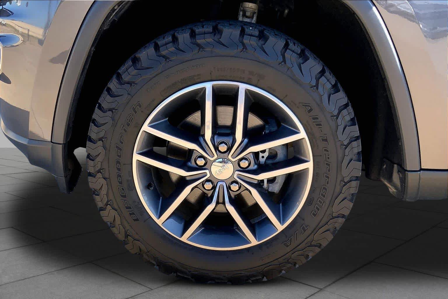 Used 2017 Jeep Grand Cherokee Limited AWD/4WD image 11