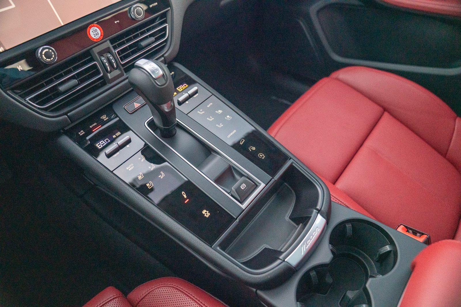 Certified 2026 Porsche Macan Turbo AWD/4WD image 21