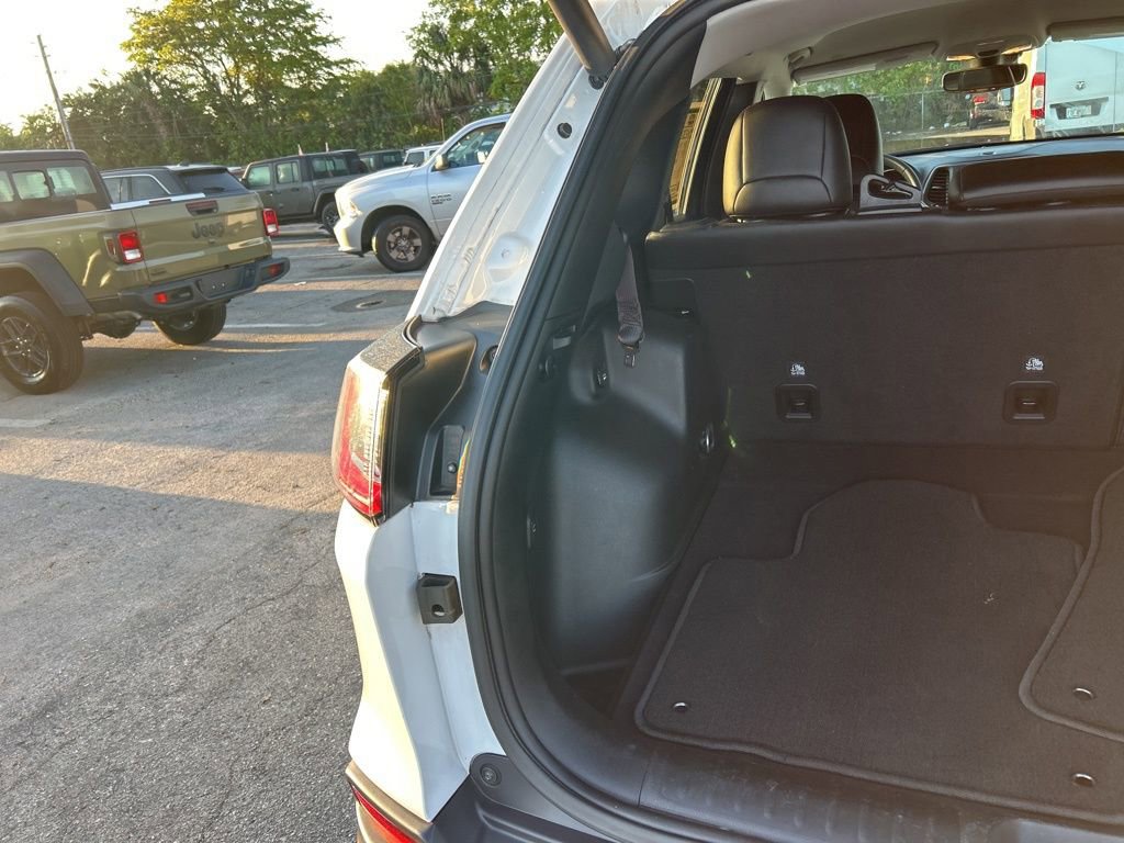 Used 2023 Jeep Cherokee Altitude Lux image 30