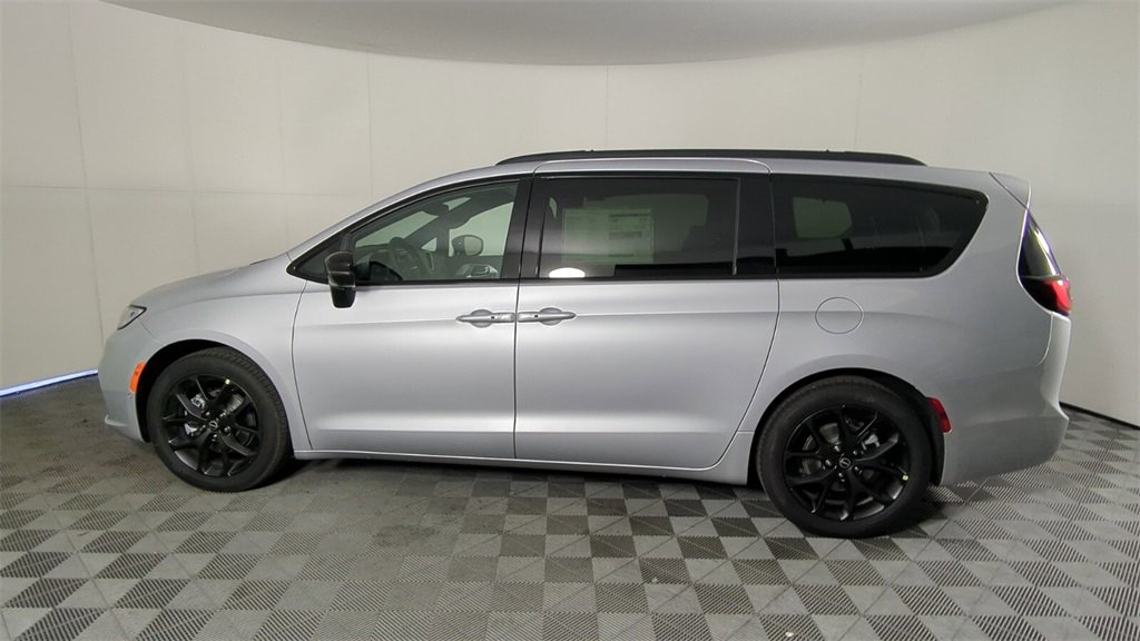 New 2026 Chrysler Pacifica Limited w/ Uconnect Theater Family Group image 8