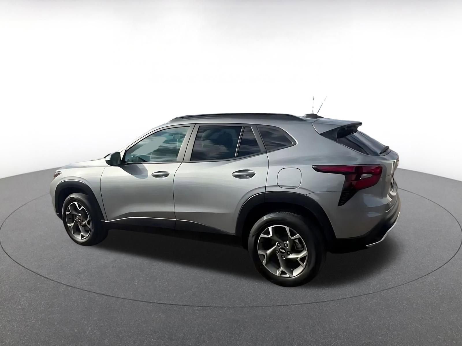 Used 2025 Chevrolet Trax LT FWD image 10