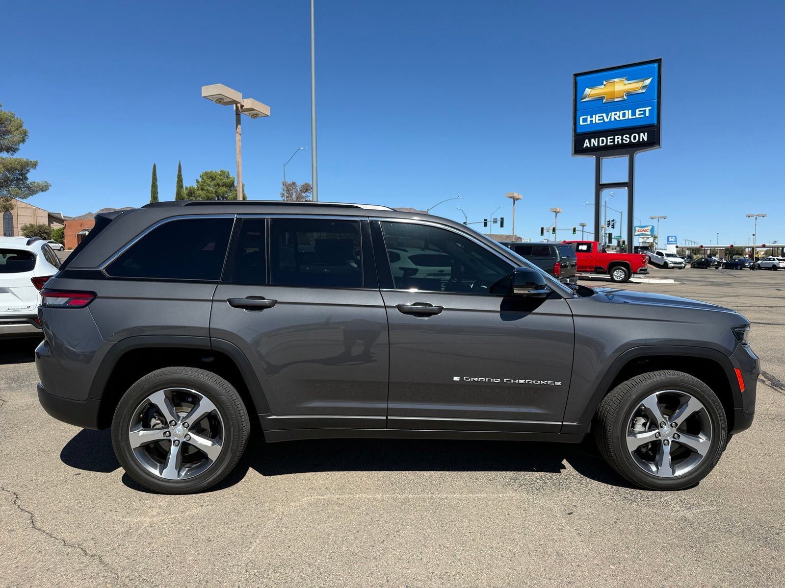 Used 2024 Jeep Grand Cherokee Limited w/ Luxury Tech Group II AWD/4WD image 4