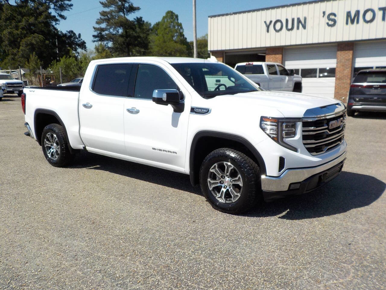 Used 2025 GMC Sierra 1500 SLT AWD/4WD image 8