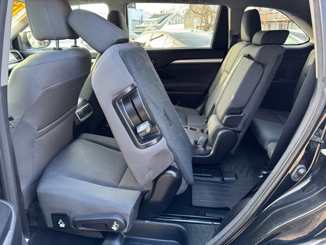 Used 2015 Toyota Highlander LE image 23
