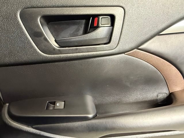 Used 2018 Toyota Highlander Plus FWD image 23