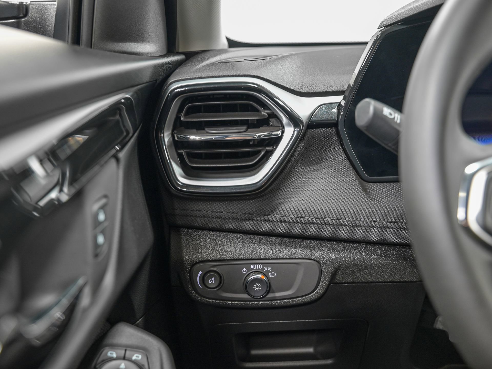 Used 2024 Chevrolet TrailBlazer LT w/ LT Cold Weather Package image 17