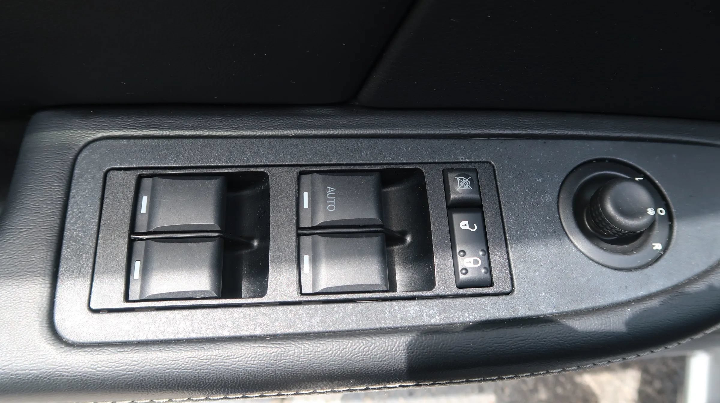 Used 2014 Dodge Avenger SXT FWD image 28