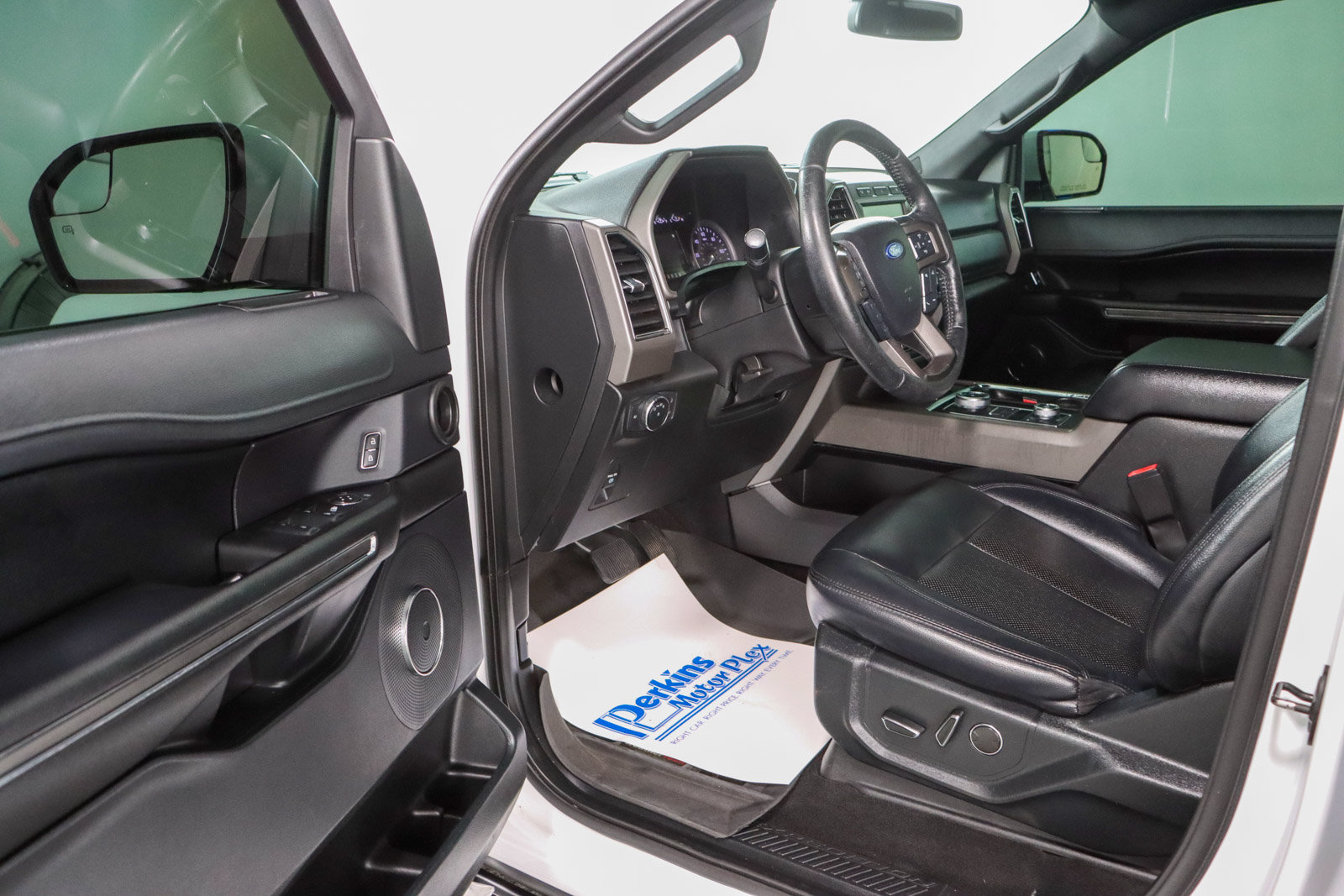 Used 2019 Ford Expedition XLT w/ Equipment Group 201A AWD/4WD image 3