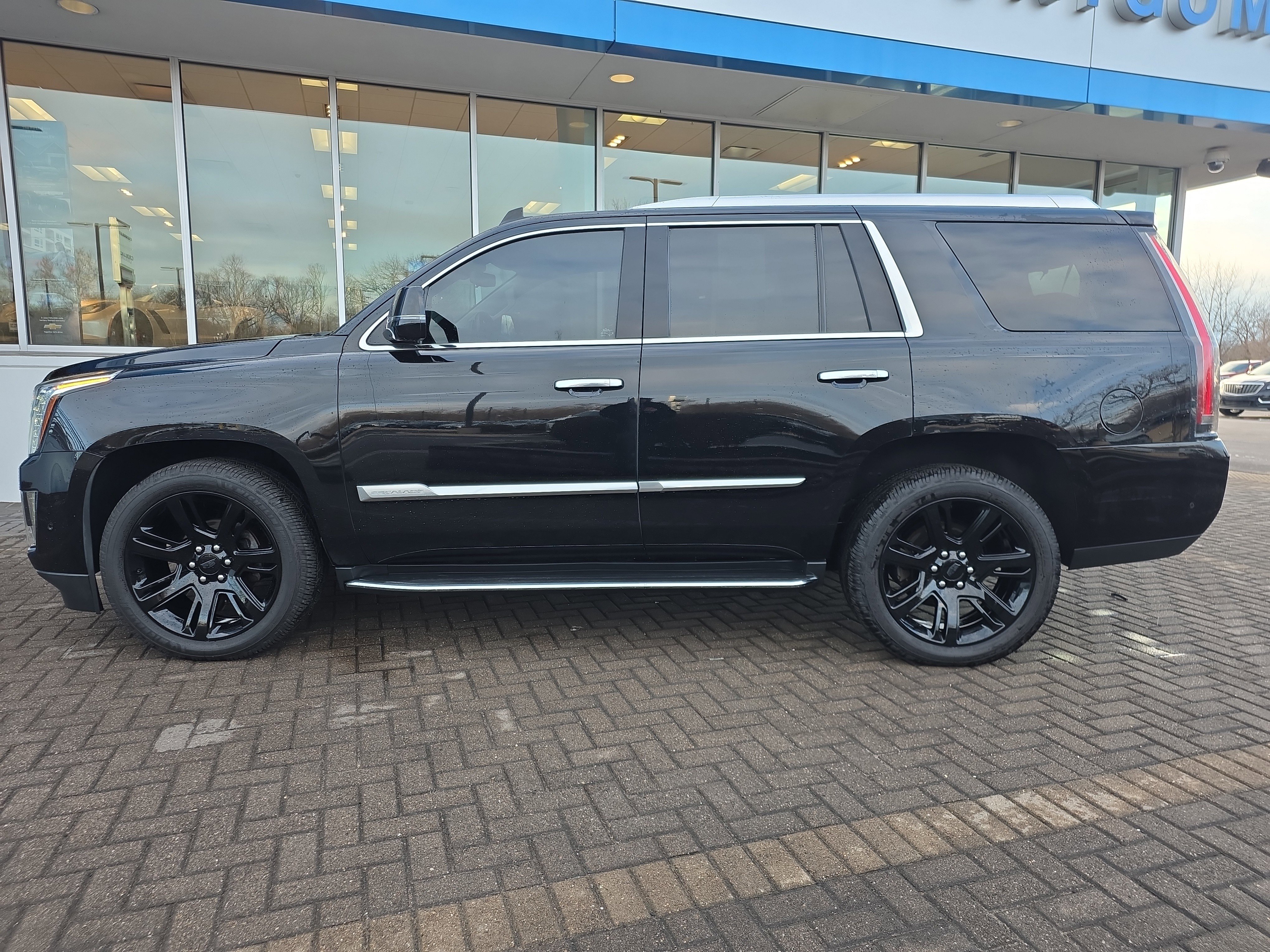Used 2018 Cadillac Escalade Luxury image 2