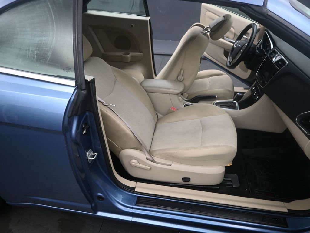 Used 2011 Chrysler 200 Limited image 16