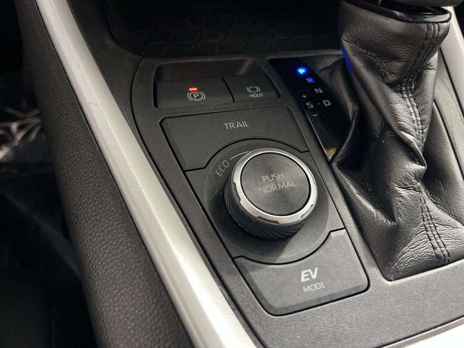 Used 2020 Toyota RAV4 XLE image 30