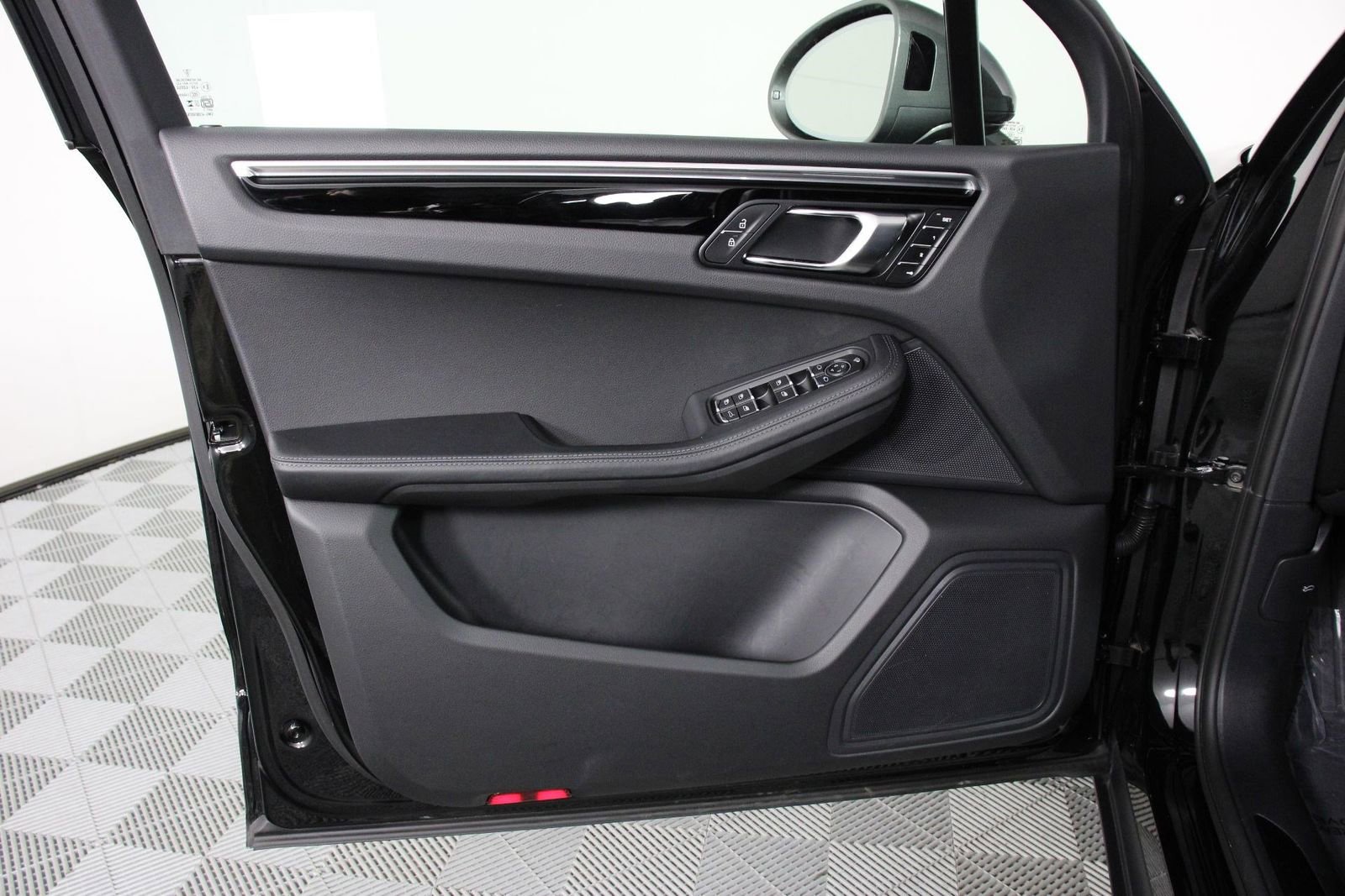 Certified 2025 Porsche Macan Turbo image 20