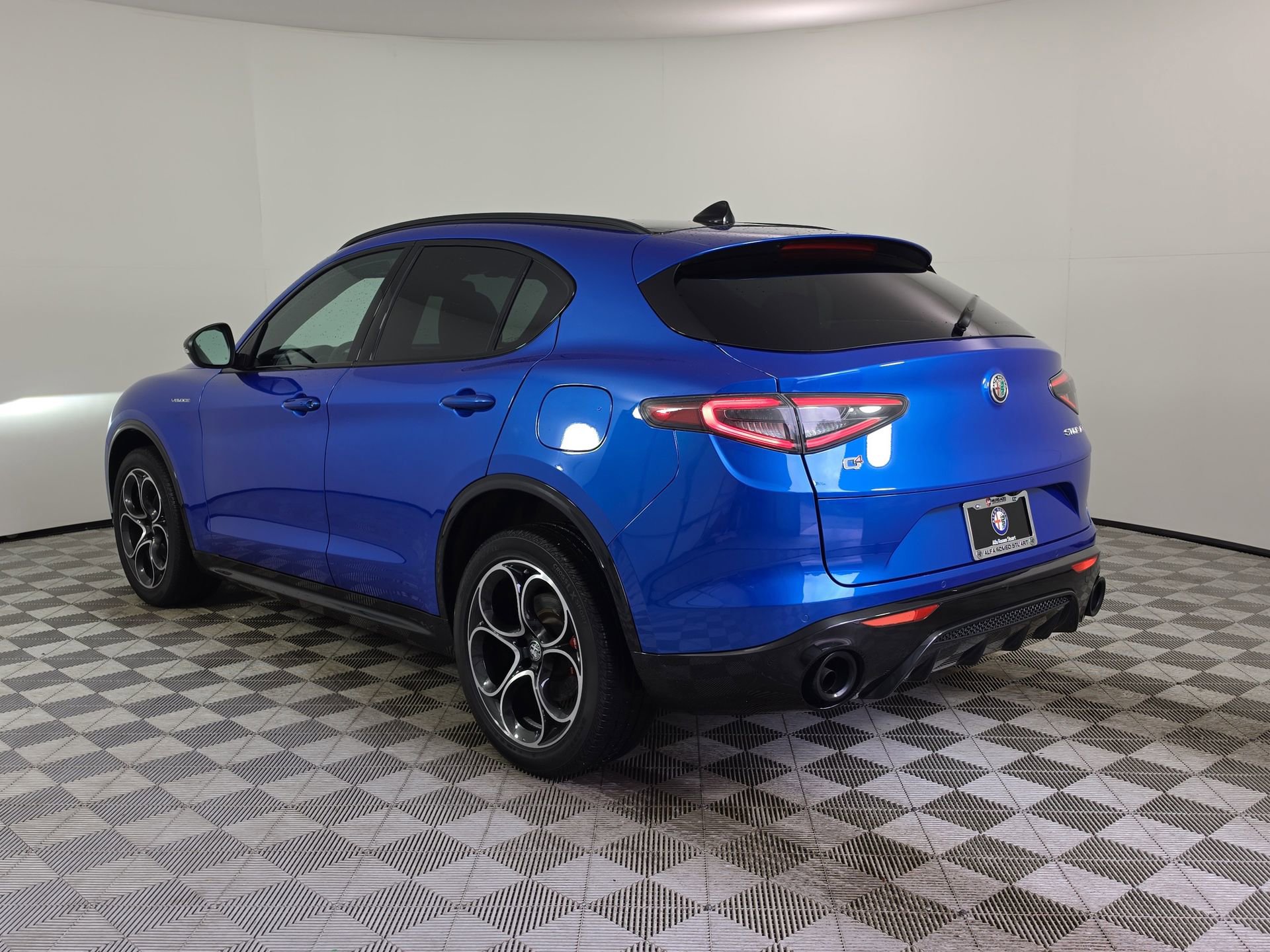 Used 2024 Alfa Romeo Stelvio Veloce AWD/4WD image 5