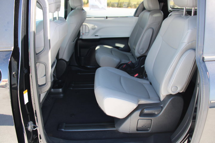 Certified 2025 Toyota Sienna XLE image 13