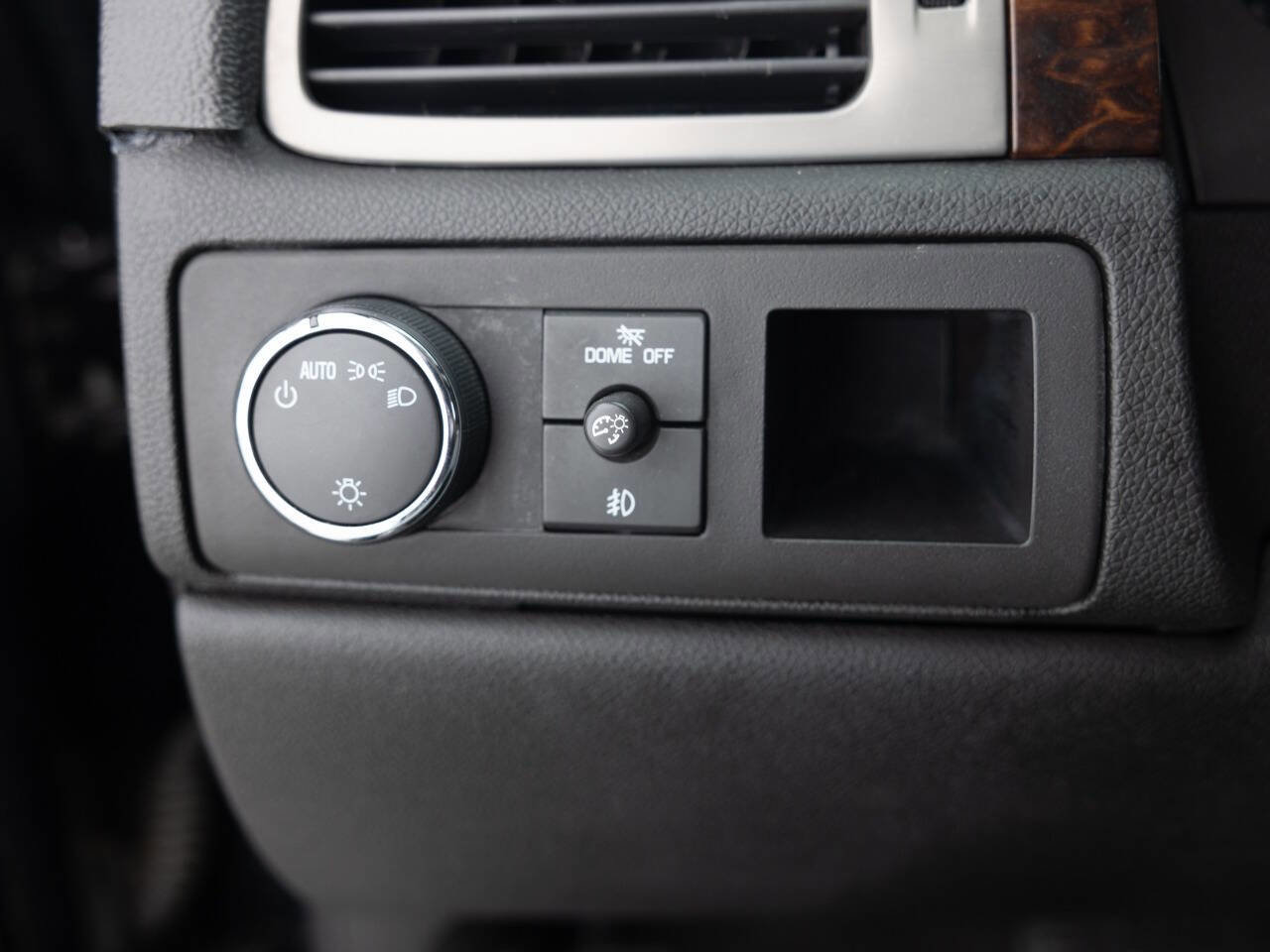 Used 2011 GMC Yukon XL Denali image 38