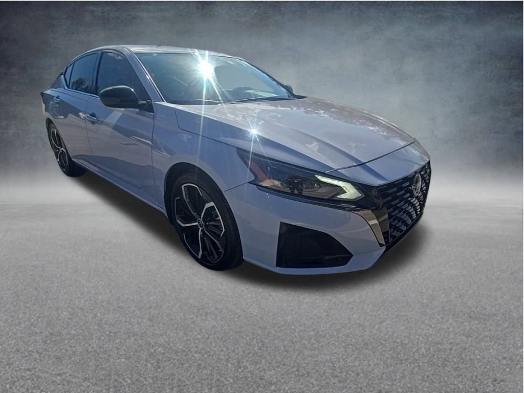 Used 2024 Nissan Altima 2.5 SR w/ SR Premium Package image 3