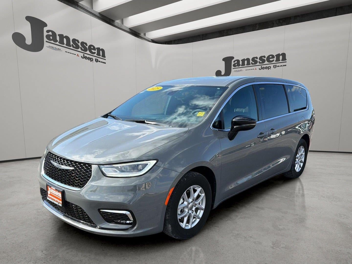 Used 2025 Chrysler Pacifica Select FWD image 9